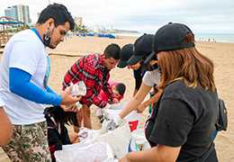 EcuadorianHands retira 46.29 Libras de basura en la playa el Murciélago - Manta