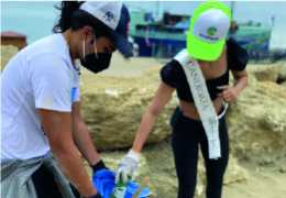 Retiramos 111 lbs. de basura de la playa San Mateo junto a las candidatas a Reina de Manta-Ecuador