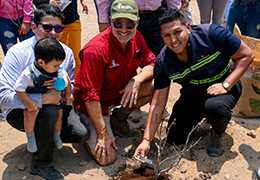 EcuadorianHands reforestó con árboles de Palo Santo junto a Roberto Manrique y el Municipio de Manta